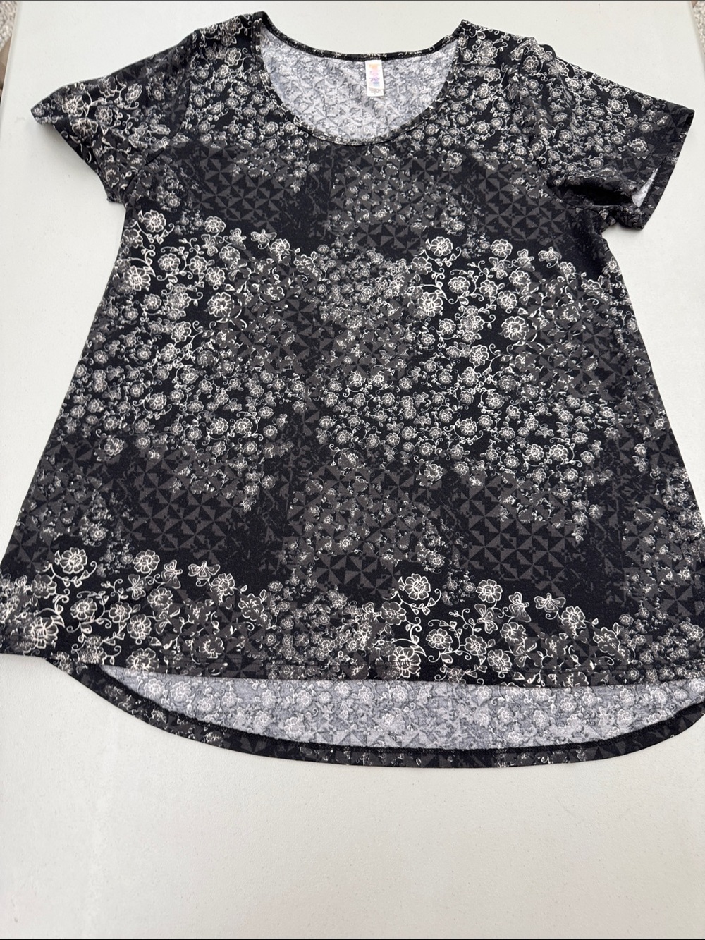 LuLaRoe Black and White Floral Short Sleeve Classic Tee high low top shirt